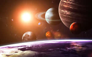 一顆發光的太陽照耀著一顆紫色的行星，其他行星和環漂浮在太空中。
