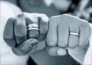 兩個戴著結婚戒指的拳頭，象徵團結與承諾。