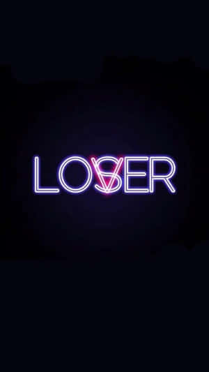 霓虹燈牌在深色背景上顯示紫色和藍色的 LOSER。