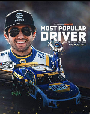 車手Chase Elliott在他的NAPA NASCAR賽車中高舉雙臂慶祝勝利。