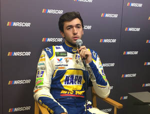 身穿賽車服的NASCAR車手在記者會上發言。