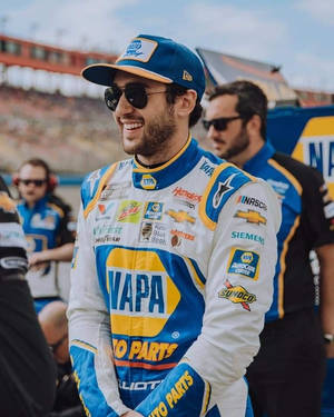 身穿NAPA Auto Parts制服的NASCAR車手在賽車場上微笑