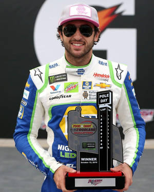 NASCAR車手在賽道上舉著桿位日獎盃