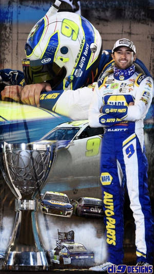 NASCAR車手凱爾·布施與獎盃和賽車擺出勝利姿勢。