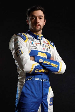 身穿賽車服雙臂交叉的NASCAR車手