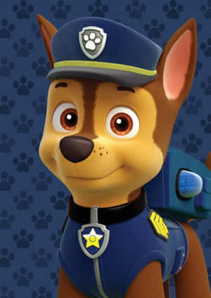 一隻微笑的卡通警犬，穿著藍色制服，背景有爪印。