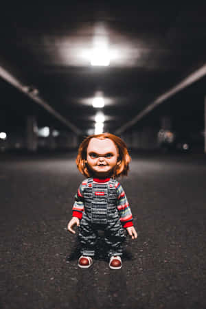 Chucky 娃娃穿著 Supreme 衣服，夜晚站在黑暗的隧道中。