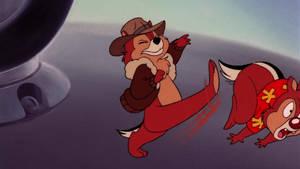 Chip 和 Dale 在空中追逐，表情歡樂，動態線條。