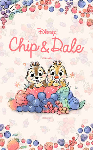 Chip 和 Dale 坐在莓果堆上，帶有水彩風格的花卉和水果圖案。 — Moto Pad (2026) 壁紙