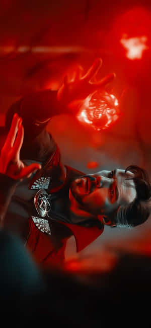 奇異博士用發光的雙手施展紅色魔法咒語。 — 奇異博士 壁紙