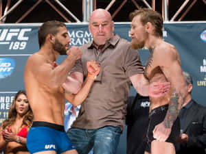 兩位MMA拳手在UFC稱重時面對面站立，裁判將他們分開。