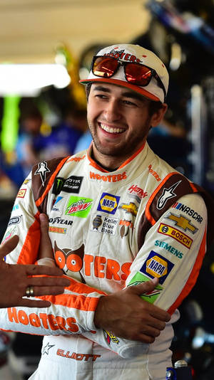 穿著Hooters制服的NASCAR車手在車庫擁抱某人。