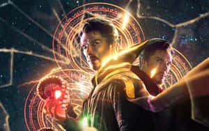 奇異博士在身後發光的符文和宇宙星辰中引導神秘能量。