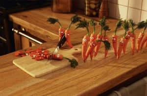 卡通紅蘿蔔帶有凸眼，在廚房的木製砧板上被切碎。