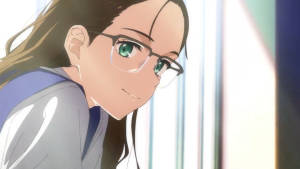 戴眼鏡的動漫女孩透過柔和的燈光望向窗外。