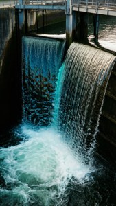 水流越過混凝土水壩，在下方形成湍急的白色急流。