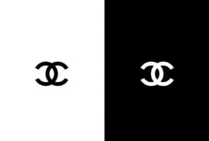 Chanel 標誌以黑底白字和白底黑字的分割背景顯示。