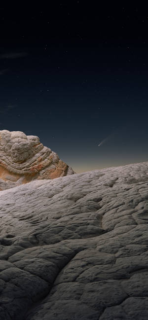 繁星點點的夜空，彗星劃過外星岩石地貌。