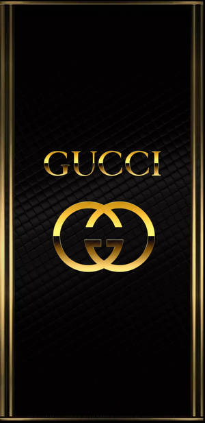 Gucci 標誌以金色呈現於黑色紋理背景上，配以金色邊框。