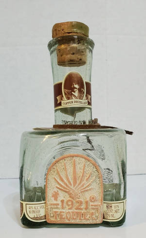1921年復古龍舌蘭酒，帶有銅蒸餾標籤和軟木塞。