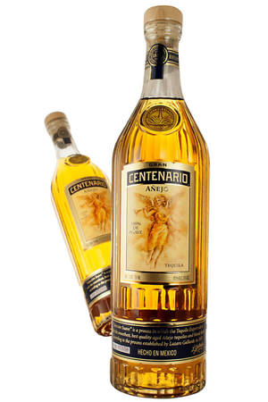 兩瓶Centenario Añejo龍舌蘭酒瓶，一瓶直立，一瓶傾斜於白色背景上