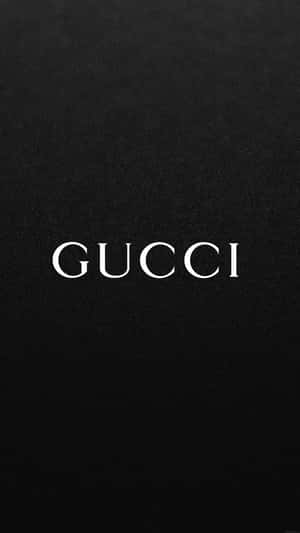 黑色紋理背景上的白色Gucci標誌。