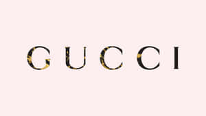 粉紅色背景上帶有金箔質感的Gucci標誌