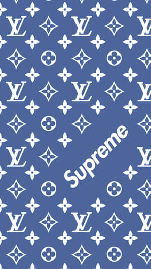 藍色背景，帶有白色 Louis Vuitton 字母組合和對角 Supreme 標誌。 — 路易威登 壁紙