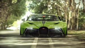 一輛綠色Bugatti跑車停在陰涼的林蔭大道上。