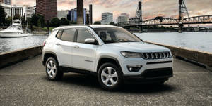 日落時分，白色Jeep Compass停泊在城市海濱碼頭。 — 白色美學gif 壁紙