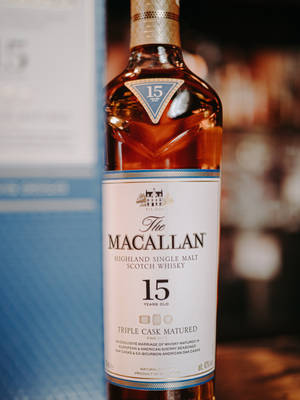 酒吧櫃檯上的一瓶The Macallan 15年威士忌。