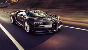 黑色Bugatti Chiron在黃昏時分的道路上高速行駛，背景模糊。 — 汽車 壁紙