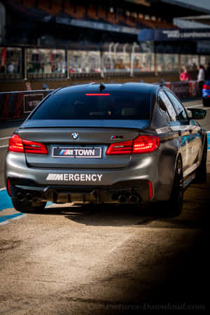 灰色BMW M5賽車在賽道上亮起紅色尾燈。 — Huawei MatePad Pro Max 壁紙