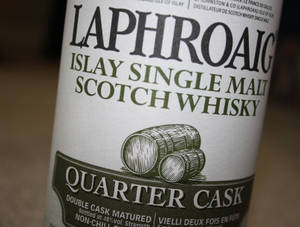 Laphroaig 威士忌酒瓶標籤，帶有 quarter cask 和木桶插圖。