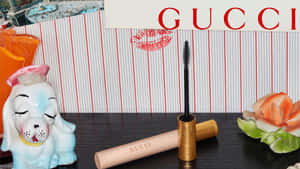 Gucci睫毛膏瓶與復古狗公仔和花卉裝飾在條紋背景上。