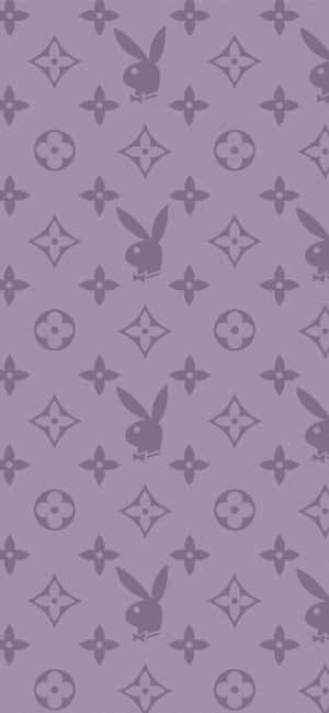 帶有重複Playboy兔仔和Louis Vuitton字母組合圖案的紫色牆紙。
