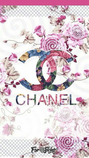 Chanel 標誌被粉紅色和藍色花卉圖案環繞，背景為白色。