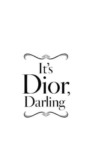 黑色文字標誌，上面寫著「It's Dior, Darling」，並帶有裝飾性漩渦紋，背景為白色。