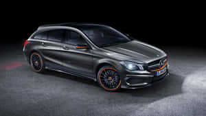 啞光灰色梅賽德斯-奔馳CLA Shooting Brake，帶有橙色飾邊，在攝影棚燈光下。