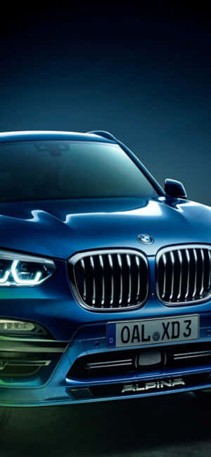 藍色BMW Alpina SUV在工作室燈光下的正面視圖 — OnePlus Ace 壁紙