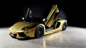 金色林寶堅尼 Aventador 在黑暗工作室環境中打開車門。