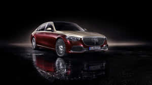 豪華 Mercedes-Maybach S-Class 轎車，紅色和金色車漆在潮濕的路面上反射。