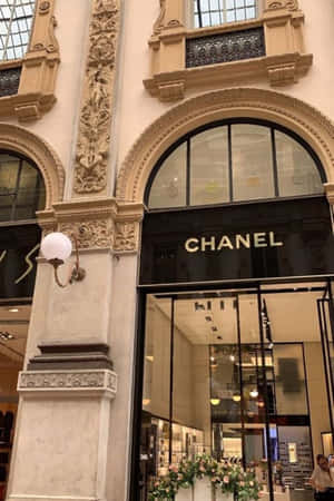 Chanel 商店入口，帶有裝飾性石拱門和玻璃窗。