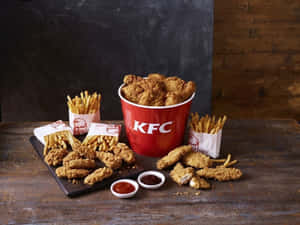 KFC炸雞和薯條放在木桌上，附有蘸醬。