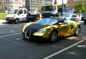 金色和黑色Bugatti Veyron在街道上行駛，有貨車和建築物。