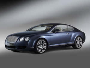 攝影棚燈光下的時尚藍色賓利 Continental GT 雙門轎跑車。