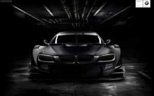 啞光黑色BMW賽車在黑暗的工業車庫中，帶有聚焦照明。