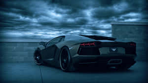 啞光黑色林寶堅尼Aventador，暴風雨天空下紅色尾燈閃爍。