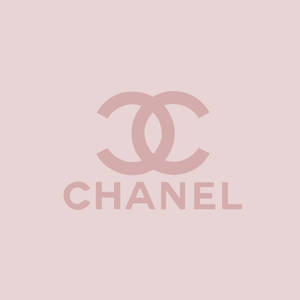柔和粉紅色的 Chanel 標誌，配以相襯背景。