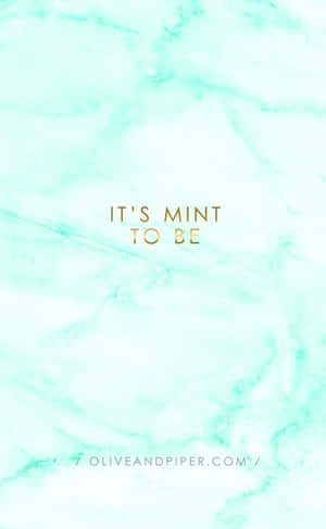 薄荷綠色大理石紋理，金色文字寫著「It's Mint to Be」，並有網站水印。 — 薄荷綠 壁紙
